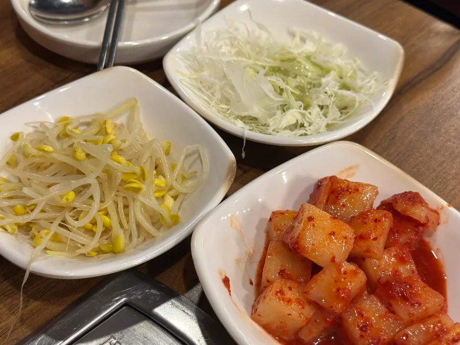 계란후라이를 곁들인 식사 장면