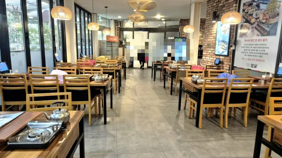 봄설 본점 다수의 테이블 좌석