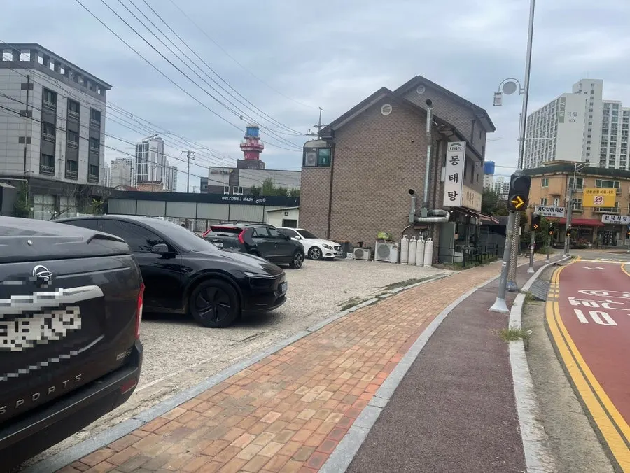 다미식 건물 옆 주차장