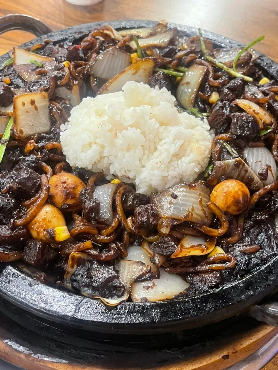 돌짜장 면을 먹은 뒤 비빌 밥
