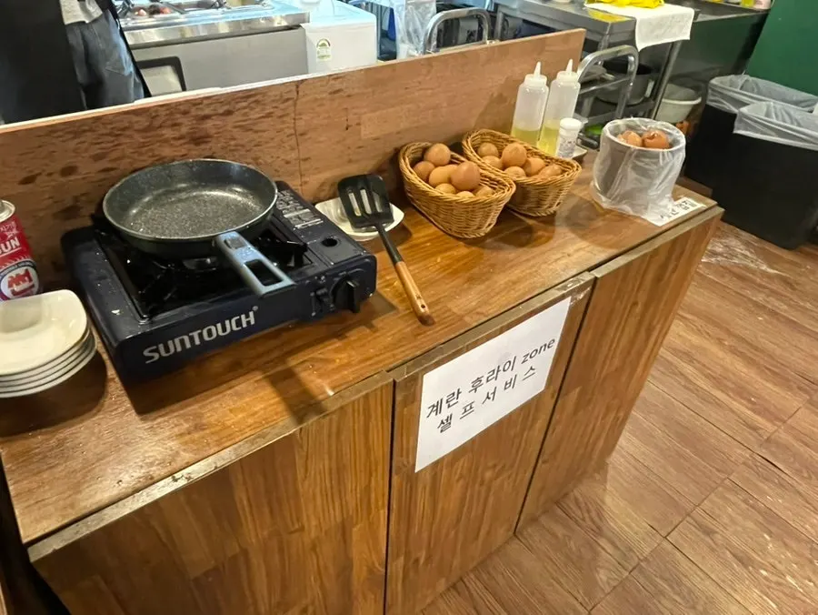 돌짜장에 곁들인 계란후라이