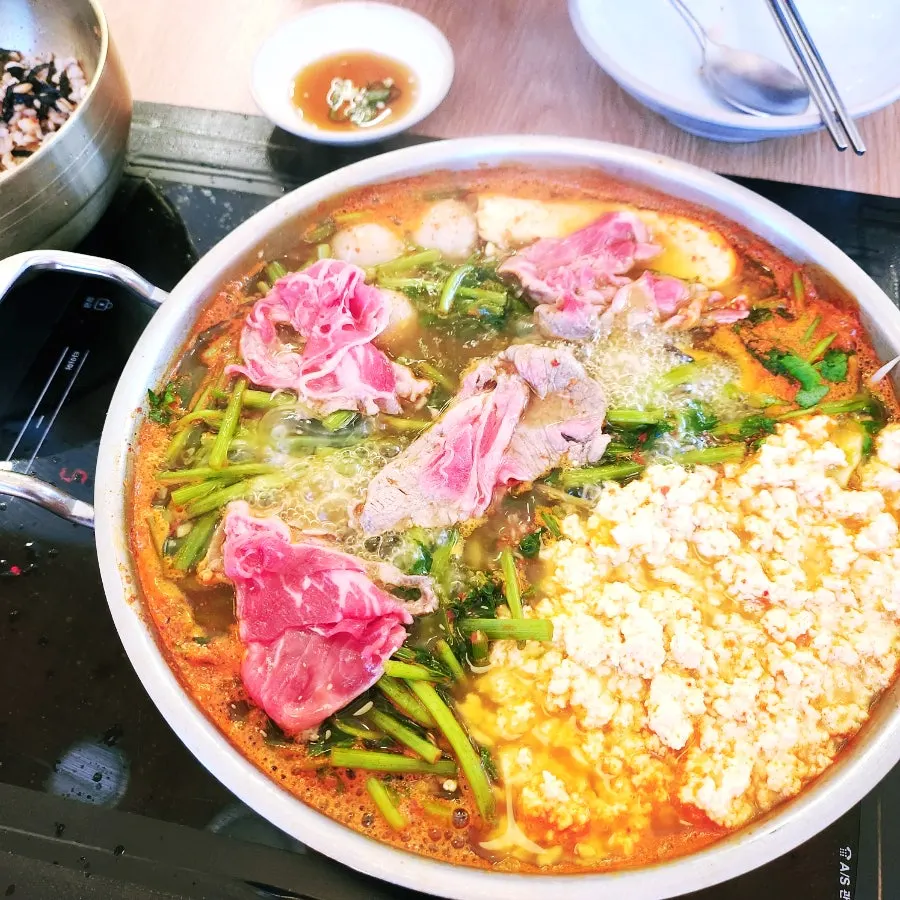 Shabu kalguksu pot coming to a boil