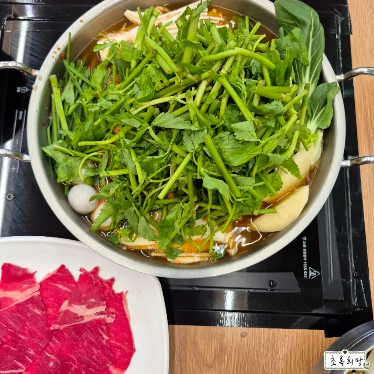 Meja makan shabu-shabu di Dongchundang Shabu Shabu Kalguksu Osan Dugok Branch