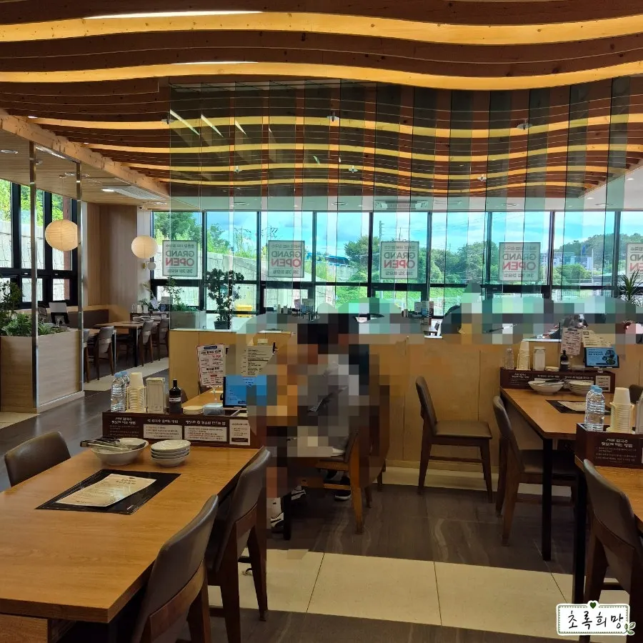 Bagian dalam toko dengan kursi tunggu dan self-bar