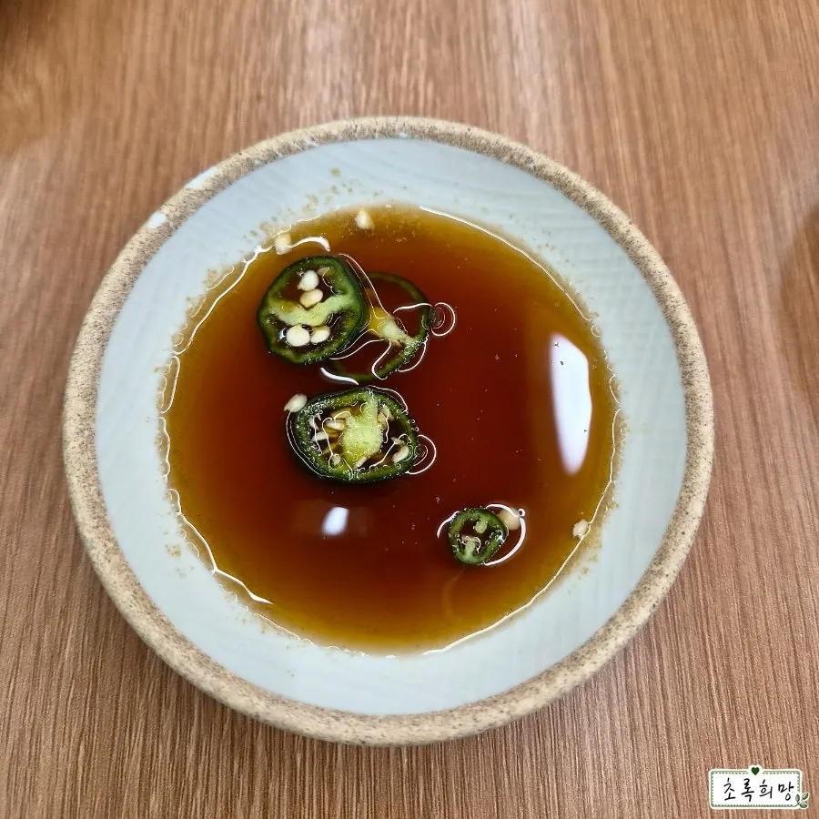 Nasi barley yang dicampur kimchi yeolmu dan taburan rumput laut