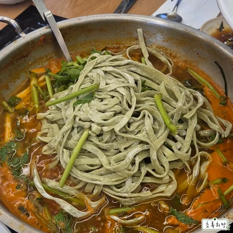 Mi kalguksu mentah dari adonan mugwort