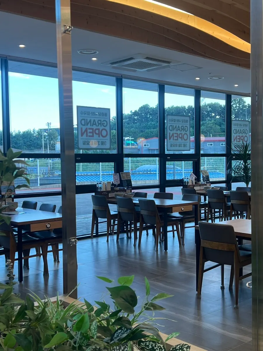 Spacious interior of the roughly 140-pyeong restaurant