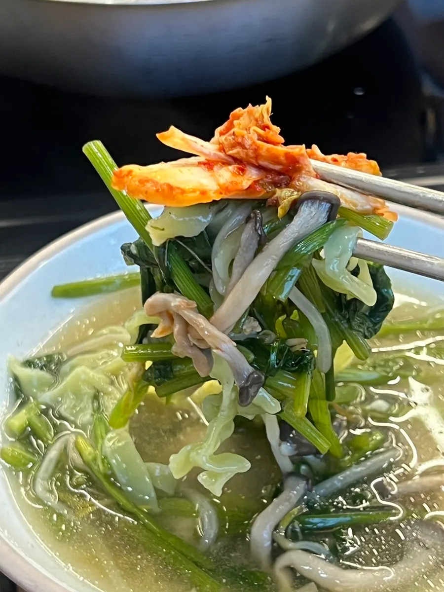 Close-up of the pancake with chives and minari