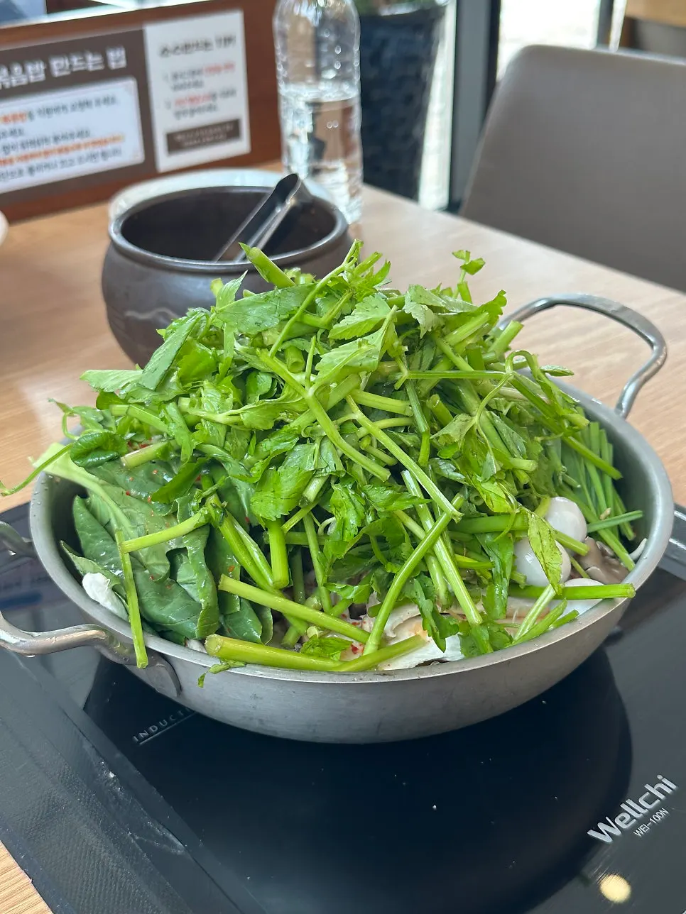 Mixing Dongchundang's pre-meal barley rice