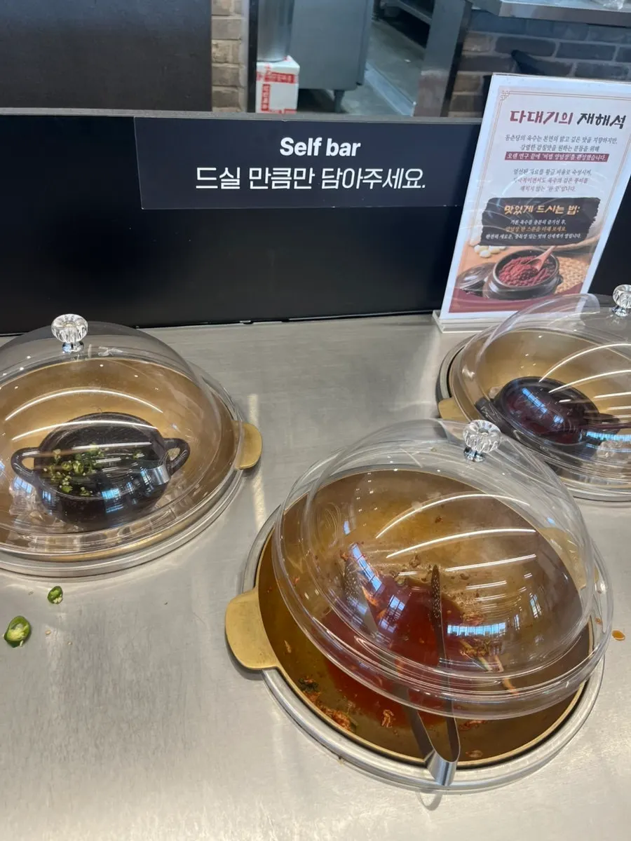 여러 명이 앉을 수 있는 단체 테이블