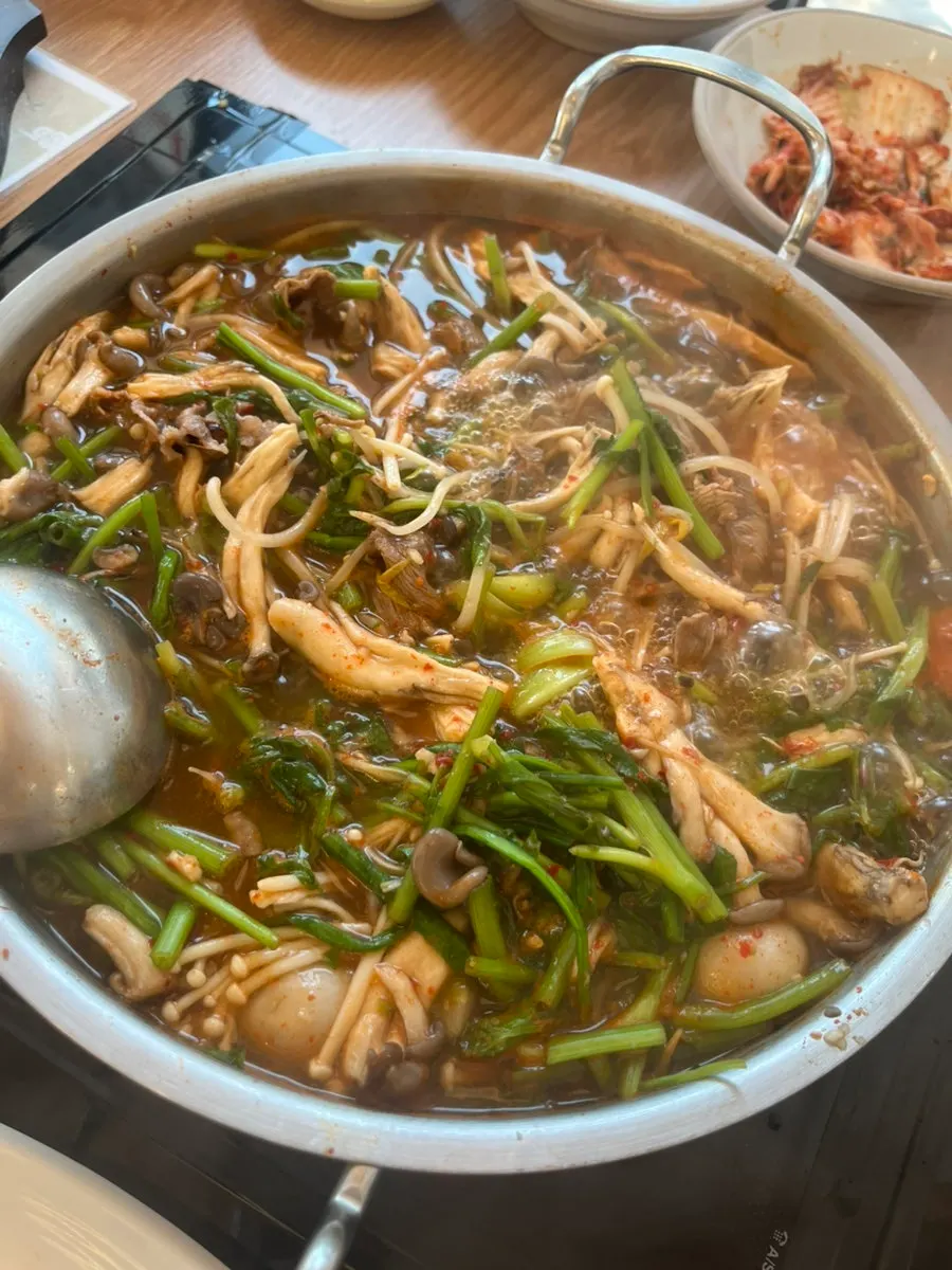 고기와 버섯, 야채를 끓이는 샤브샤브 냄비