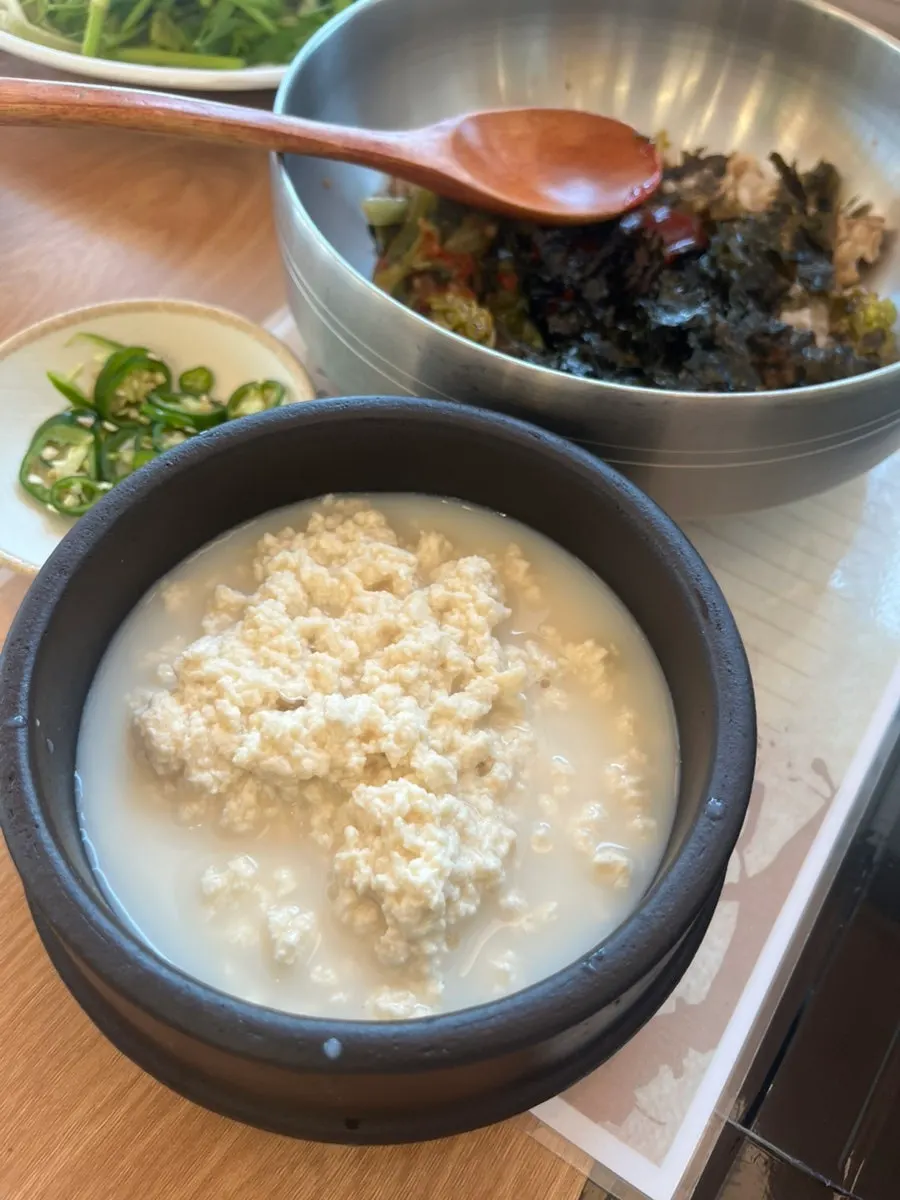 진해진 샤브샤브 국물과 재료