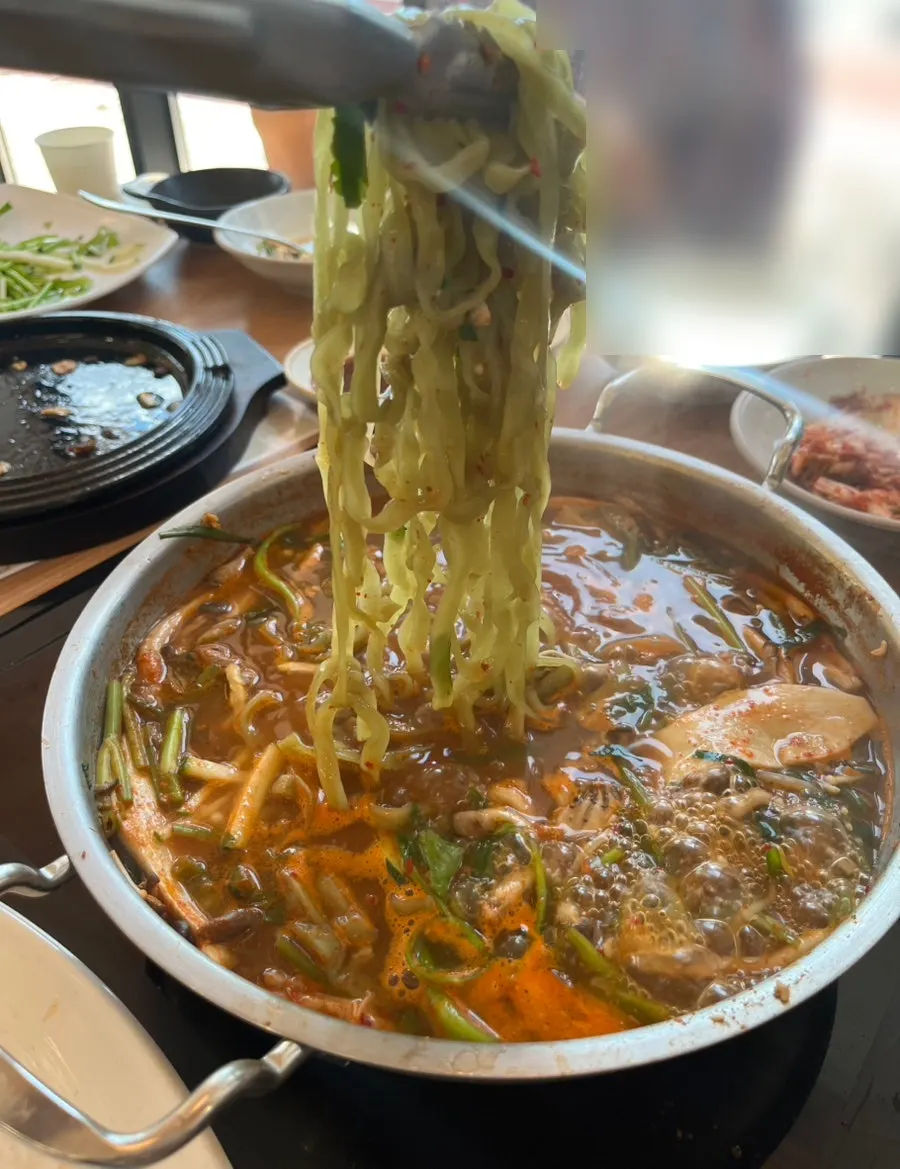 부드러운 초당순두부가 들어간 샤브칼국수
