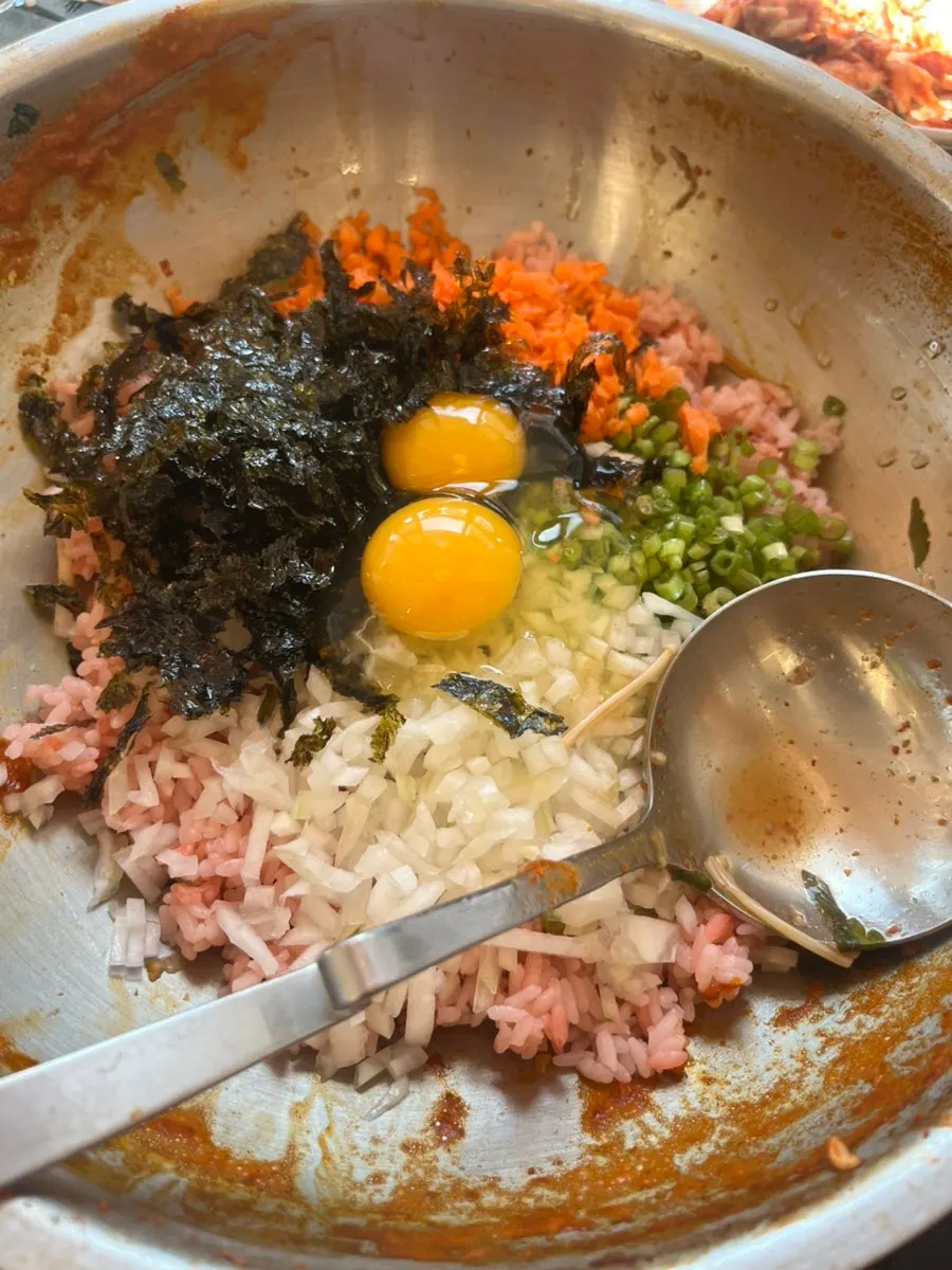 국물에 넣어 끓인 쑥 칼국수 면