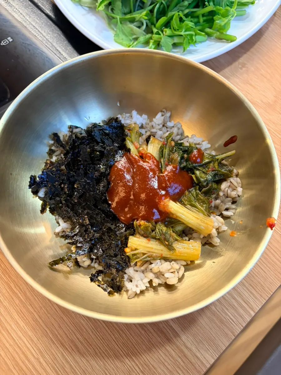 Self bar with extra broth and side dishes