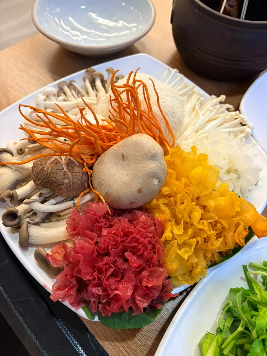 Mushroom shabu set with beef and minari