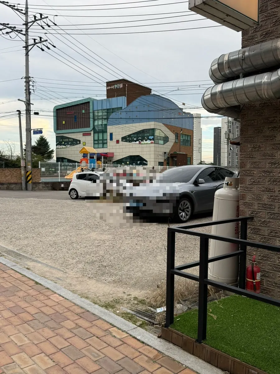 식당 건물 옆 다미식 전용 주차장
