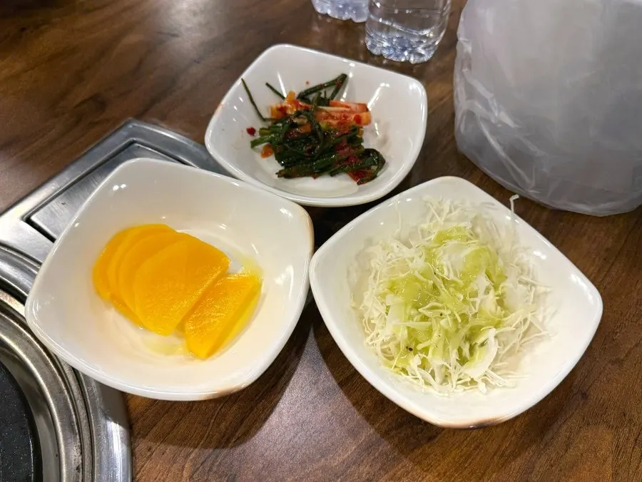 단무지와 양배추샐러드, 파김치 기본 반찬