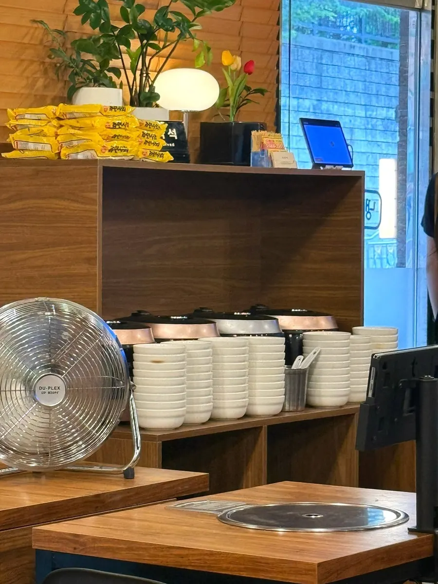 기본 반찬이 놓인 테이블