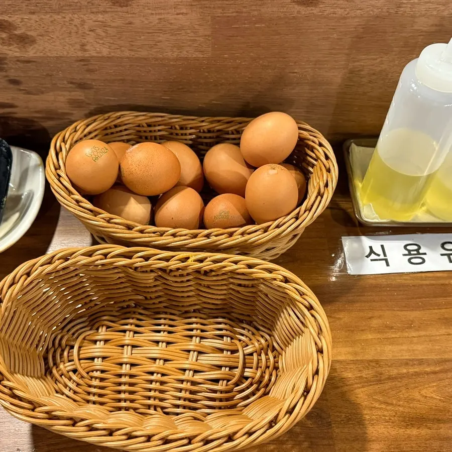 셀프 밥 코너에 놓인 공기밥