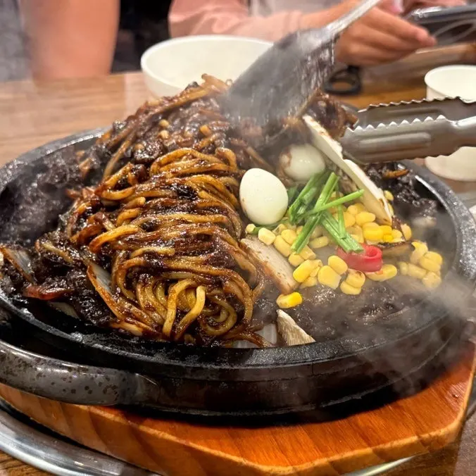 돌판에 담겨 나온 다미식 돌짜장