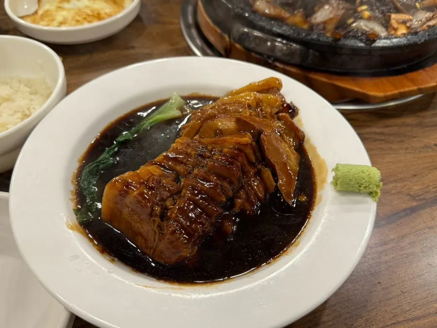 메추리알과 옥수수알이 올라간 돌짜장