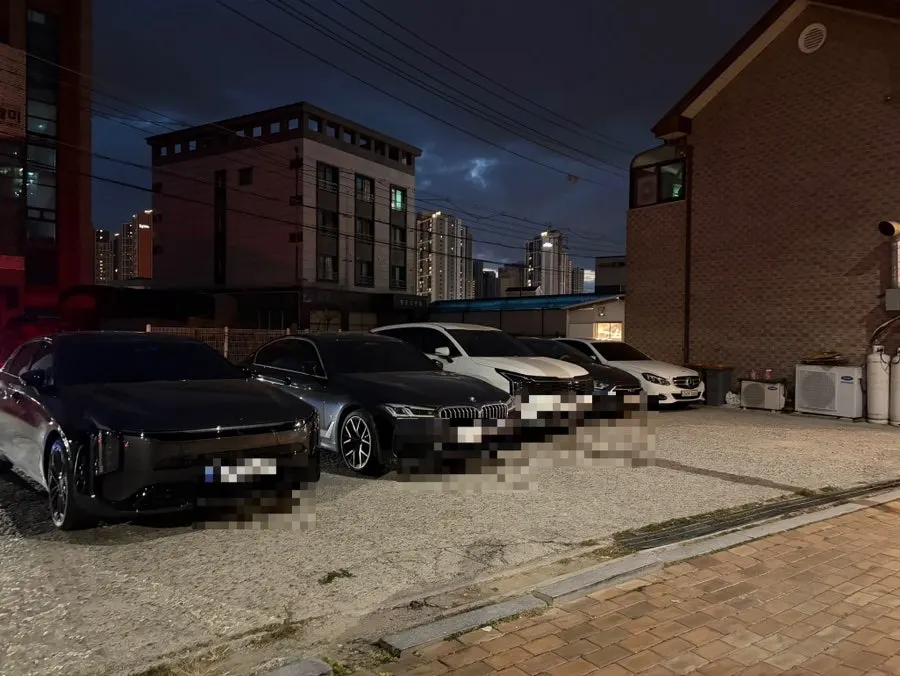 Large parking lot next to Dami Sik