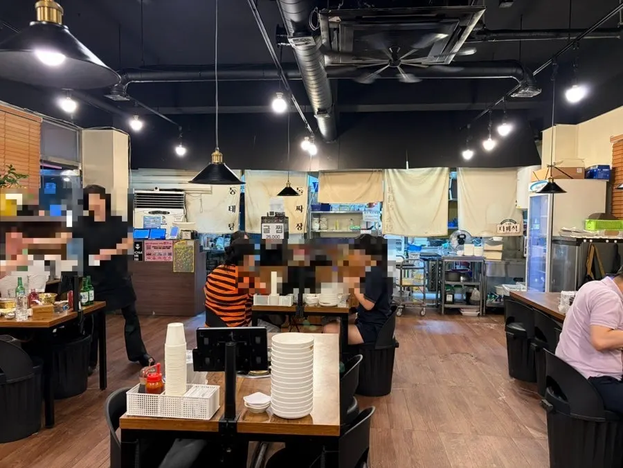 Dami Sik dining hall with widely spaced seating