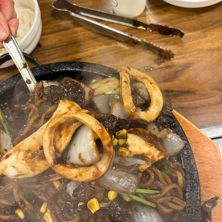 Plenty of tray jjajang still left on the stone plate