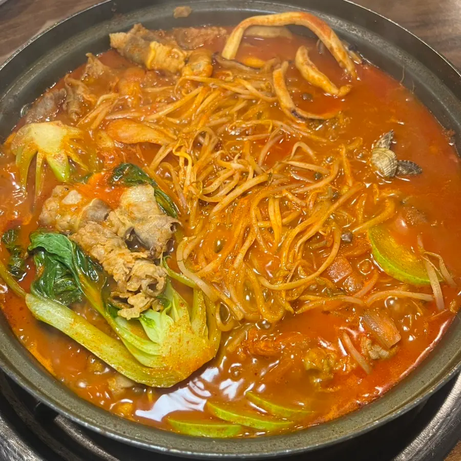 우삼겹과 해산물이 올라간 다미식 고기짬뽕