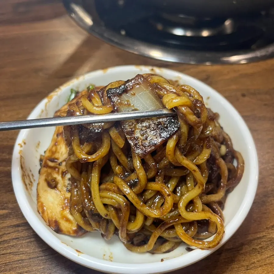 앞접시에 덜어낸 돌짜장