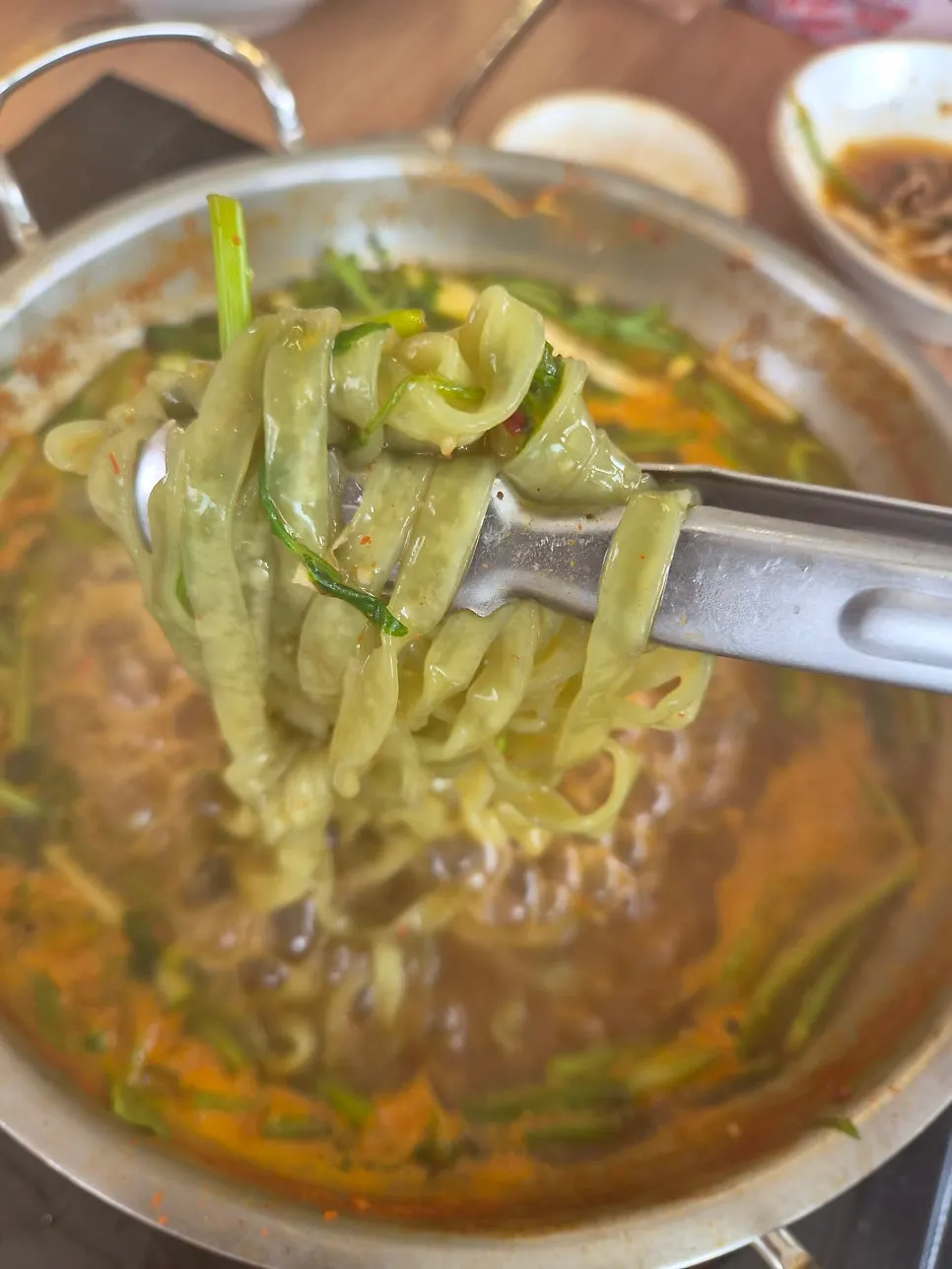 샤브샤브 국물에 넣은 쑥칼국수