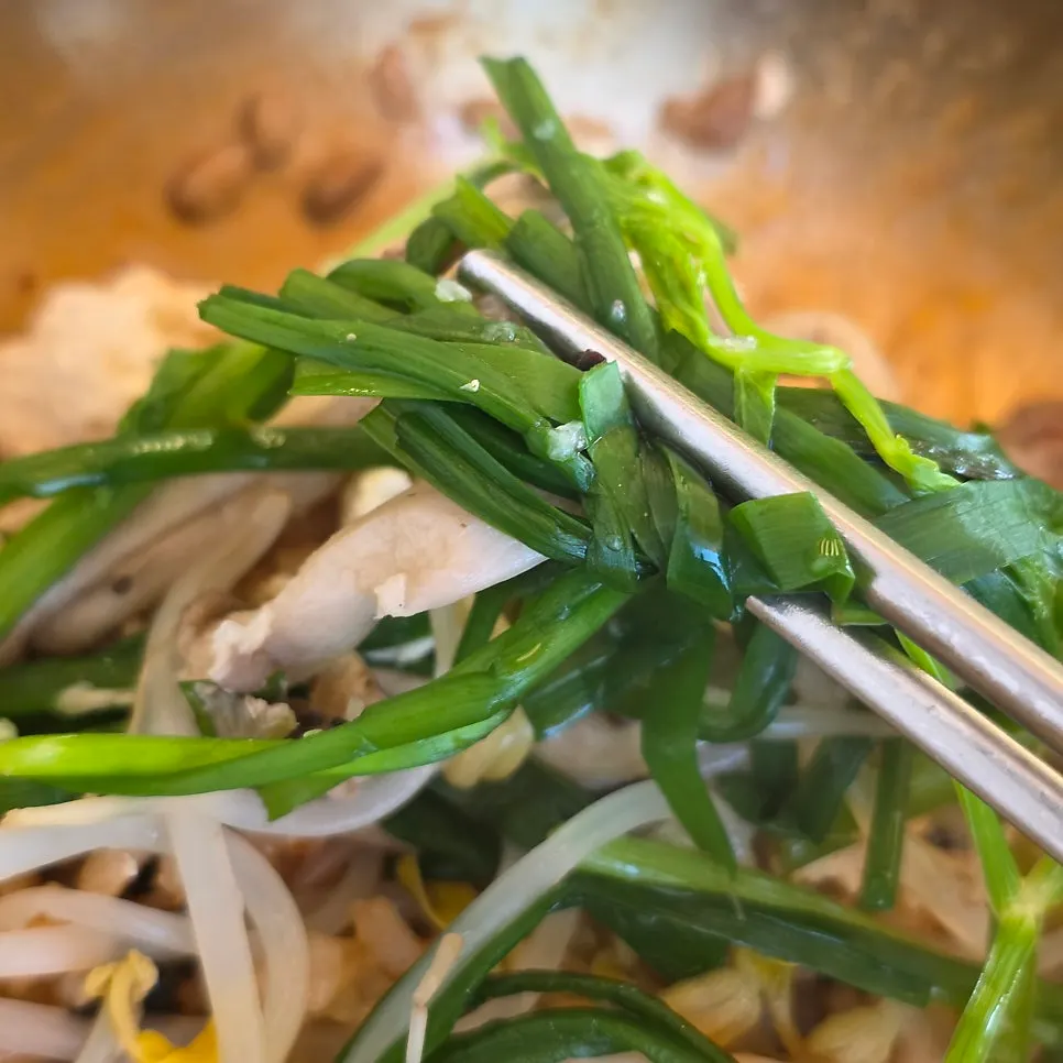 진하게 우러난 샤브샤브 육수 한 국자