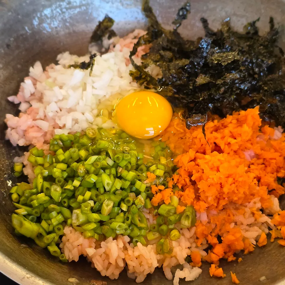 볶음밥에 겉절이 김치를 얹은 한 숟갈