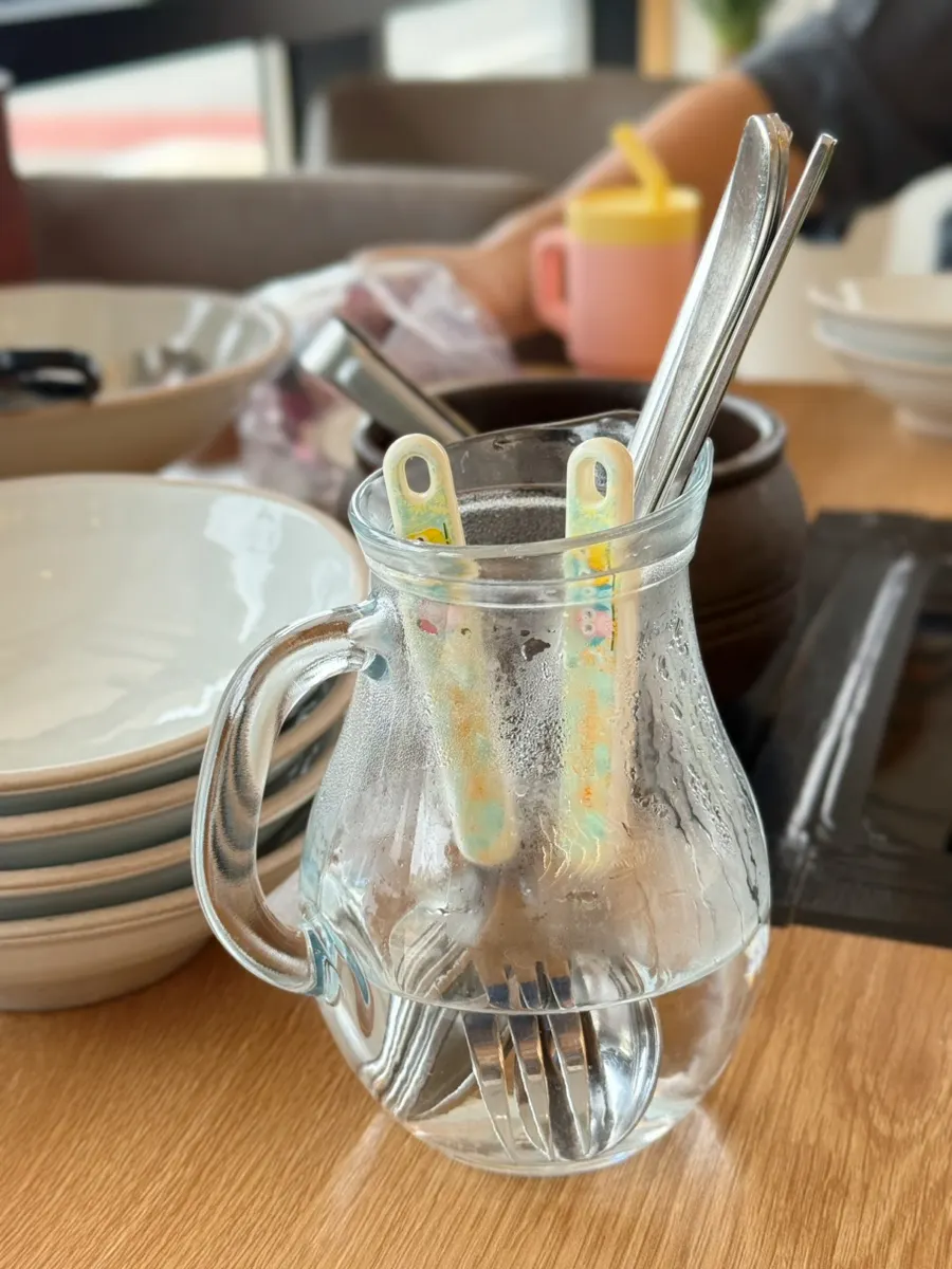 뜨거운 물로 식기를 소독하도록 준비된 그릇