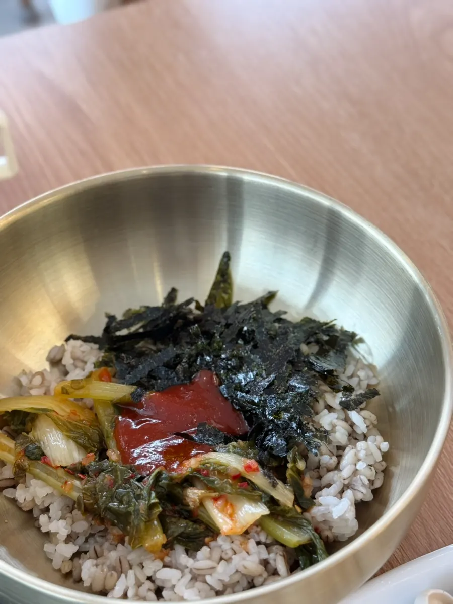 열무와 고추장, 김가루가 들어간 식전 비빔밥