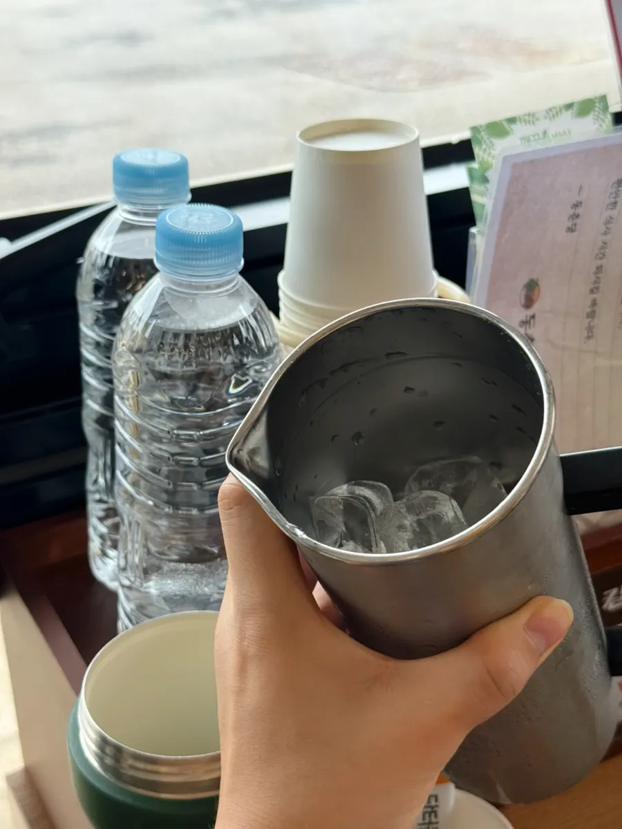 셀프바에서 받아온 얼음과 생수