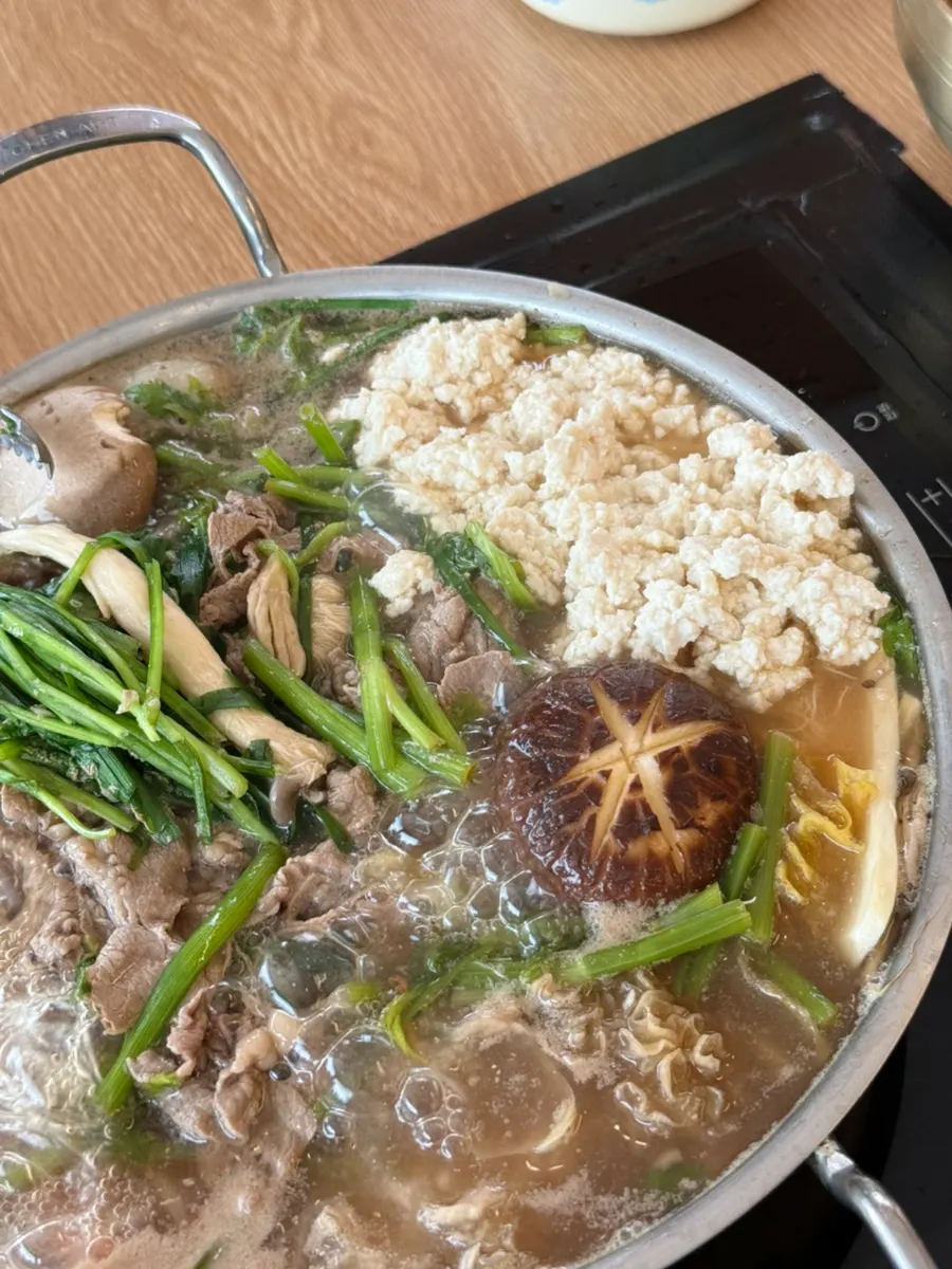 미나리 숨이 죽고 국물이 진해진 버섯 샤브샤브