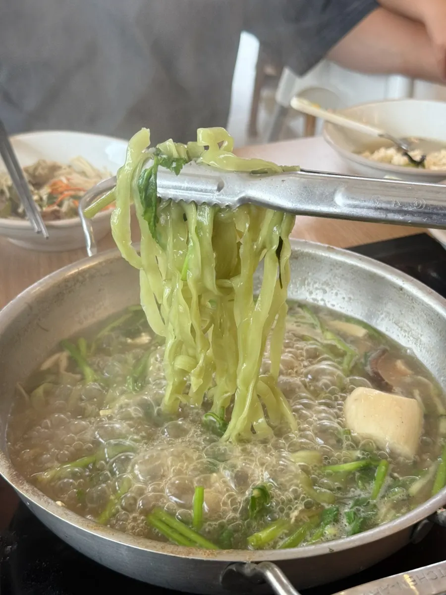 재료를 더 넣어 끓이는 버섯 샤브샤브 냄비
