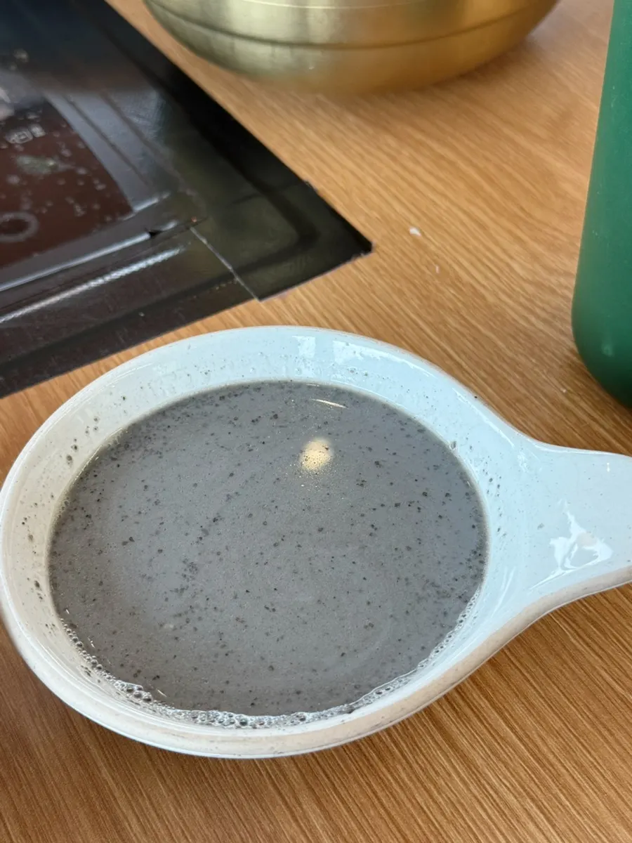 셀프바에서 가져온 따뜻한 흑임자 두유