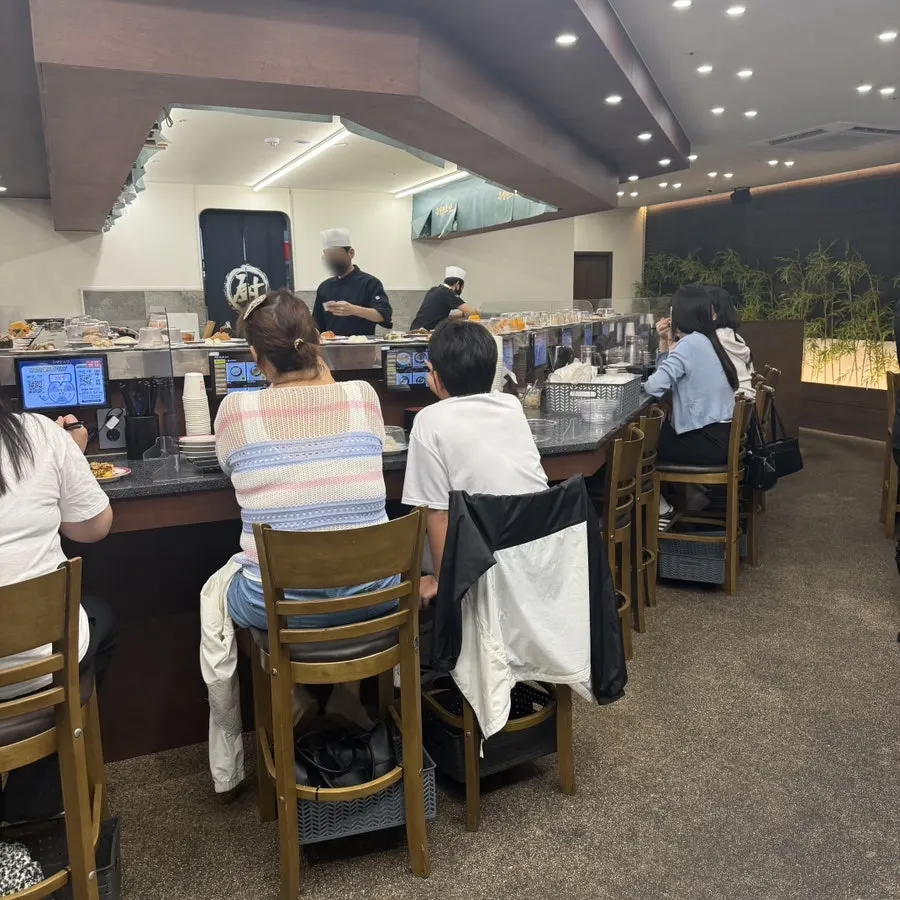 회전초밥 레일 위 초밥 접시들