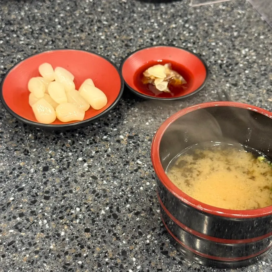 셀프로 이용하는 초밥 테이블 세팅