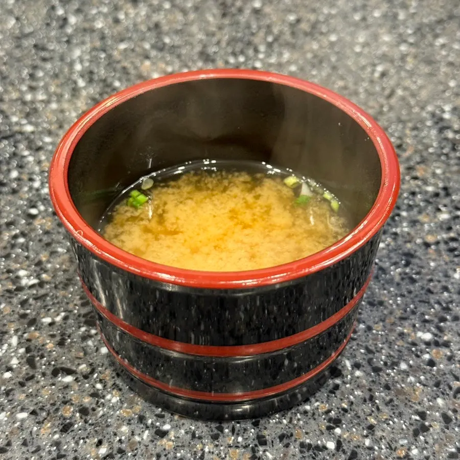 착석 후 먼저 나온 따끈한 장국