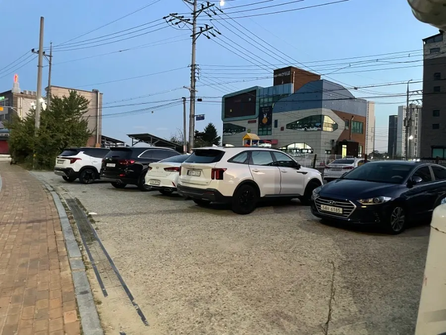 Free parking space beside Dami Sik