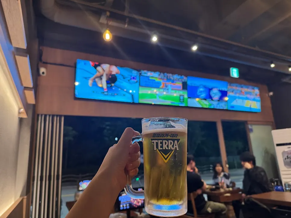 야구 중계가 나오는 매장 TV 화면