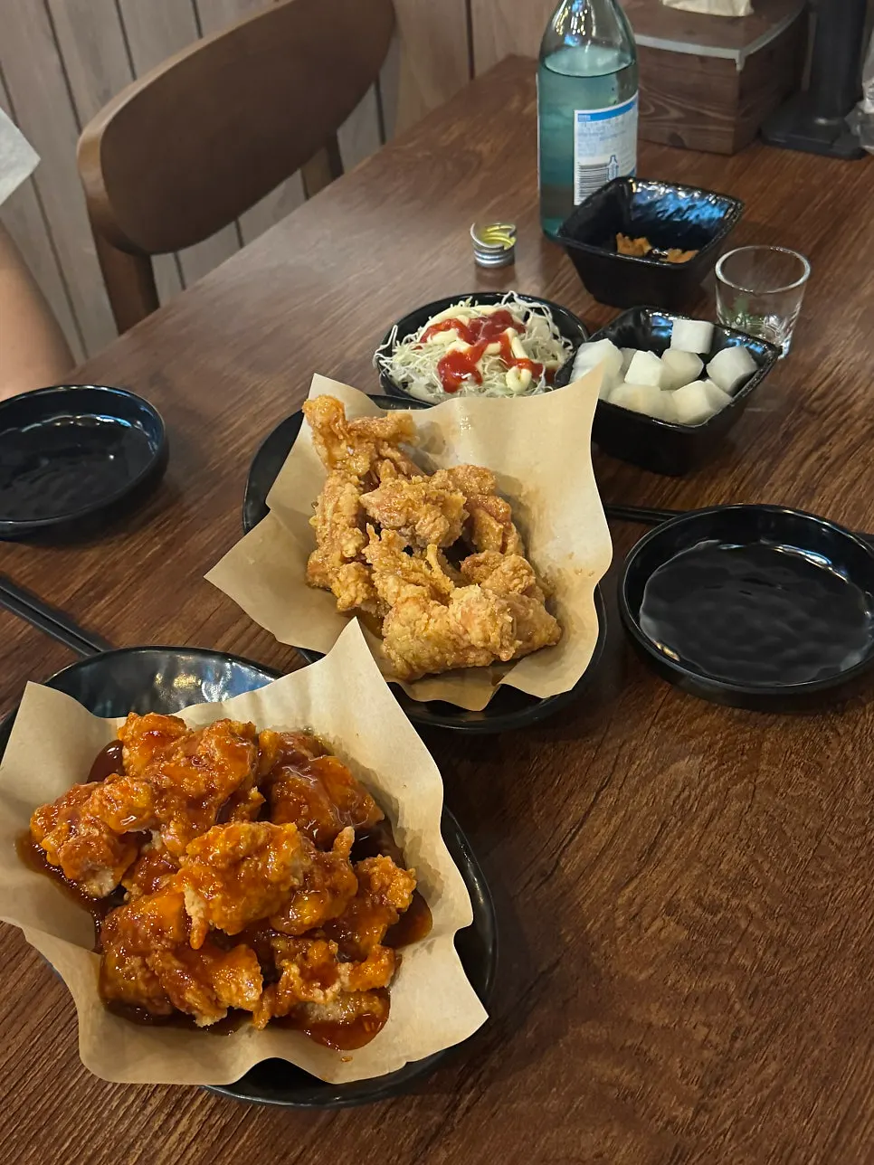 한상 가득 차려진 반반 치킨 테이블