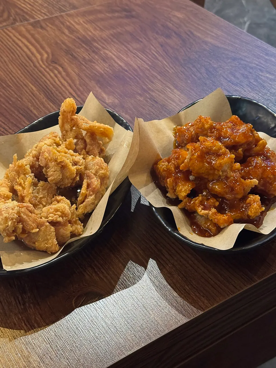 간장 양념 반반 치킨 한 접시