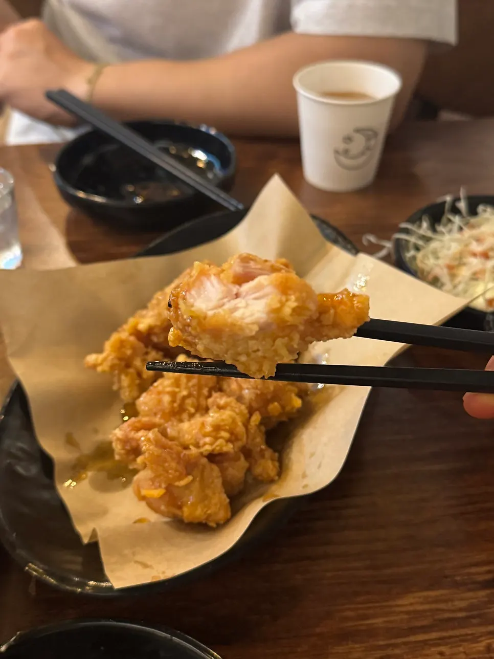 양념이 입혀진 순살 치킨 조각