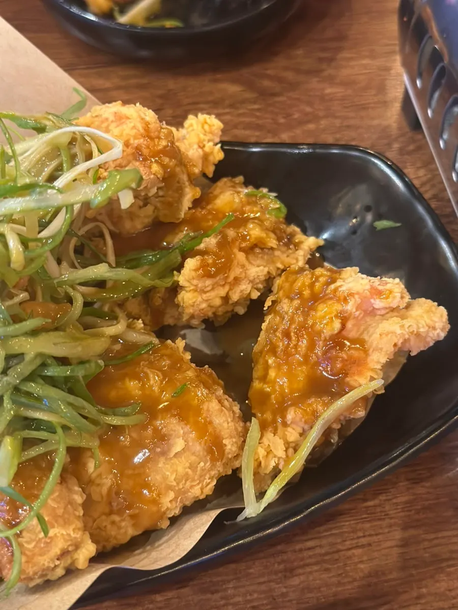 Sauce-coated pa-dak with intact crispy batter texture