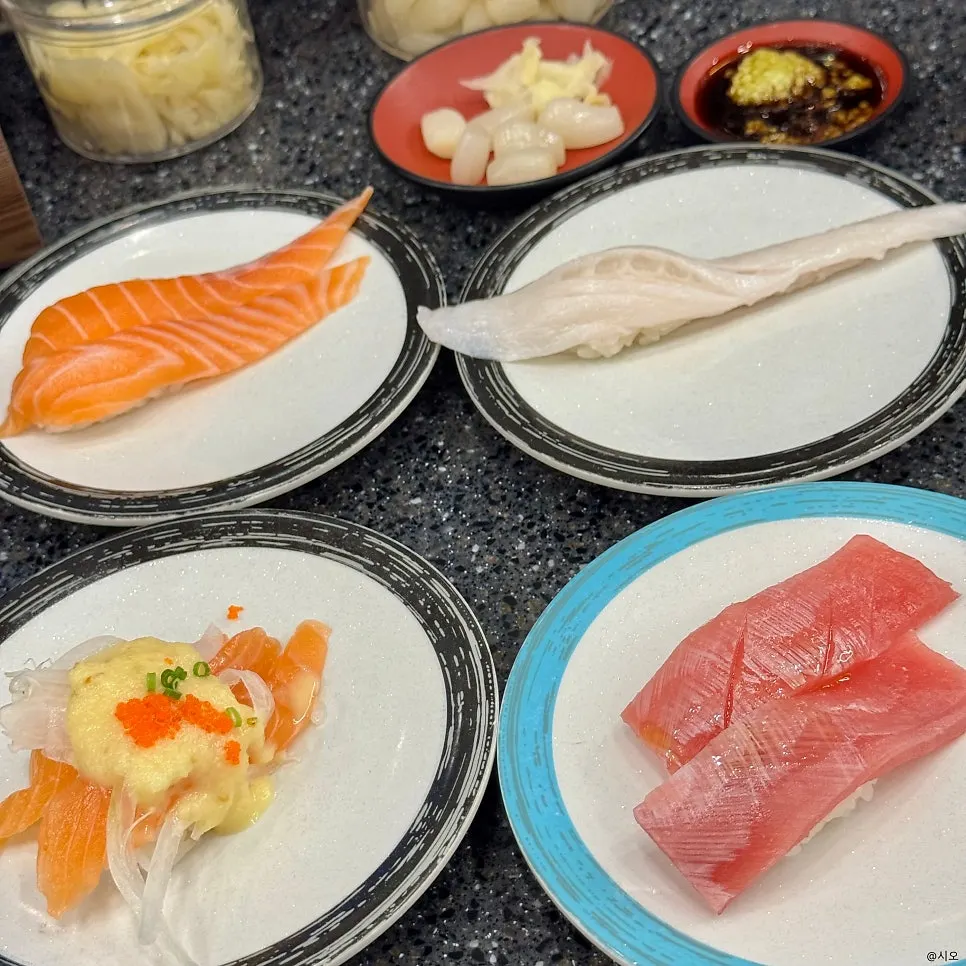 特別な寿司 烏山店の回転寿司の皿